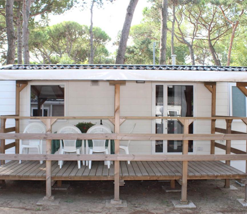 Bungalow in legno con veranda immerso nella natura.